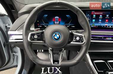 Седан BMW i7 2023 в 