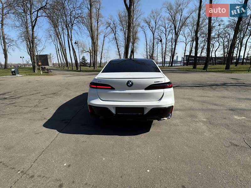 Седан BMW i7 2023 в Киеве