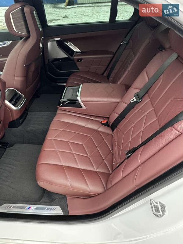 Седан BMW i7 2023 в Киеве