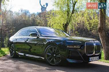 Седан BMW i7 2022 в 