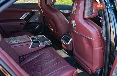 Седан BMW i7 2022 в 
