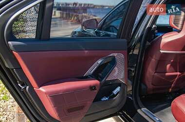 Седан BMW i7 2022 в 