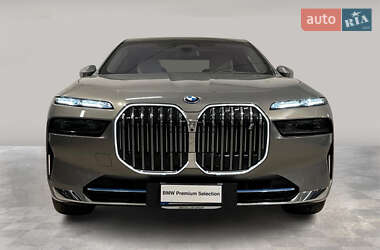 Седан BMW i7 2022 в 