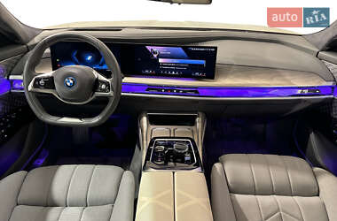 Седан BMW i7 2022 в 