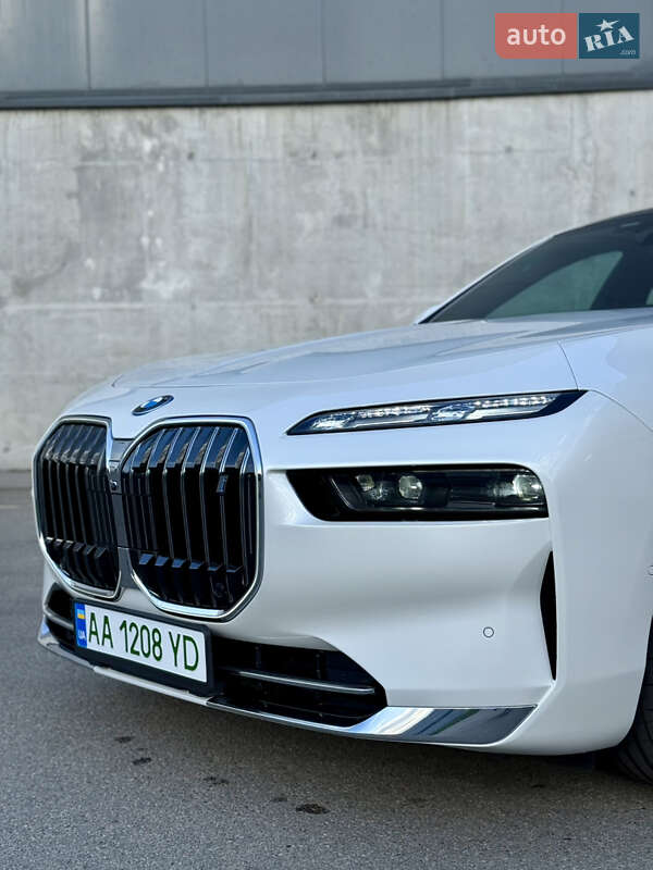 Седан BMW i7 2022 в Киеве