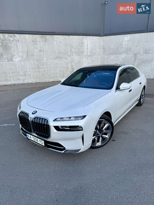 Седан BMW i7 2022 в Киеве