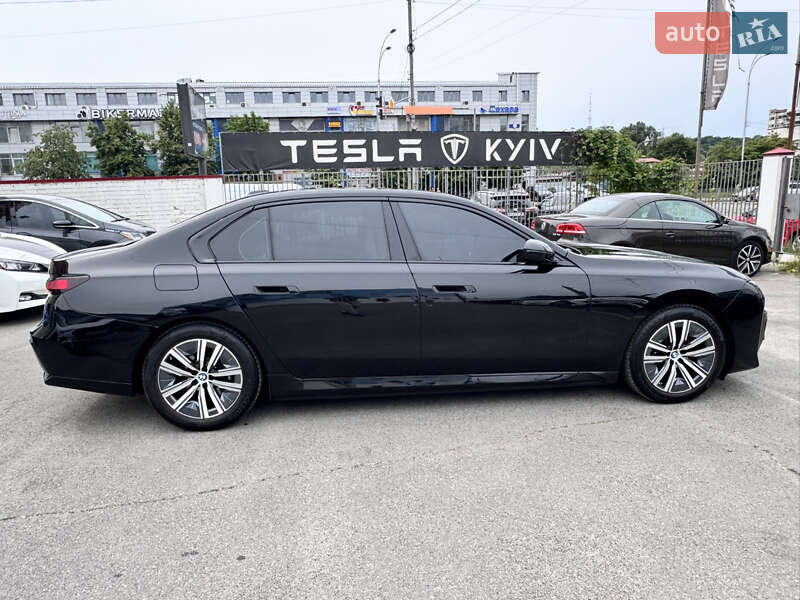Седан BMW i7 2023 в Києві