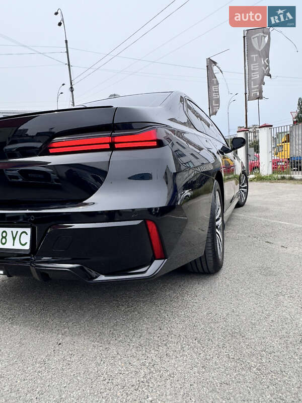 Седан BMW i7 2023 в Києві