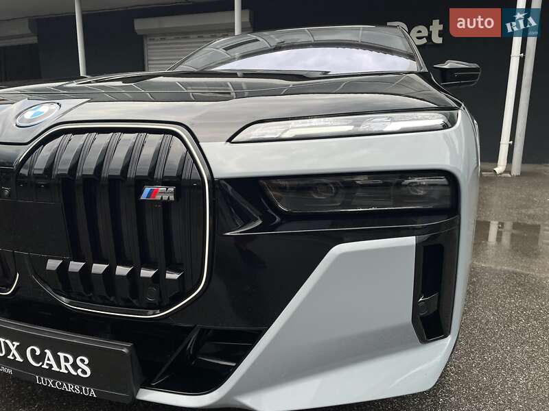 Седан BMW i7 2023 в Киеве