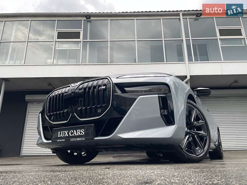 Седан BMW i7 2023 в Киеве