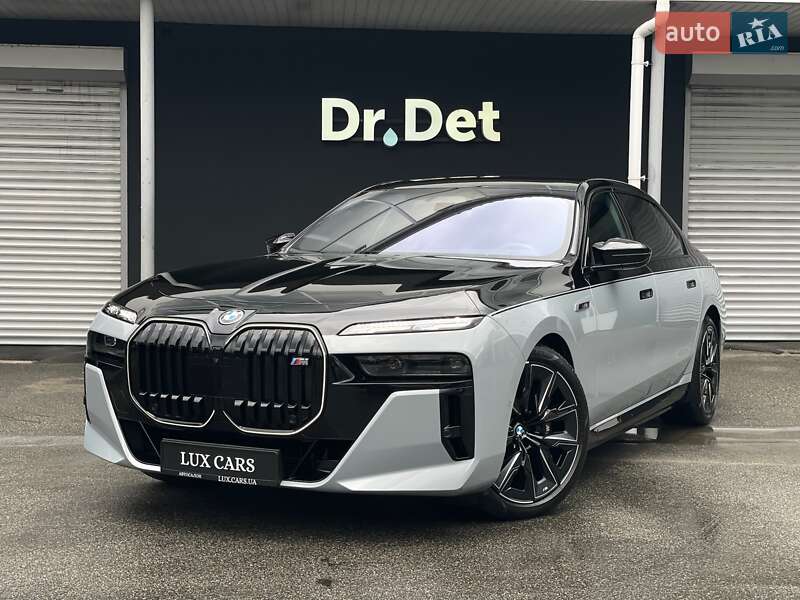 Седан BMW i7 2023 в Киеве