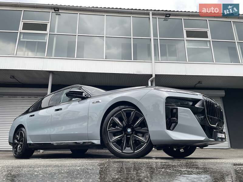 Седан BMW i7 2023 в Киеве