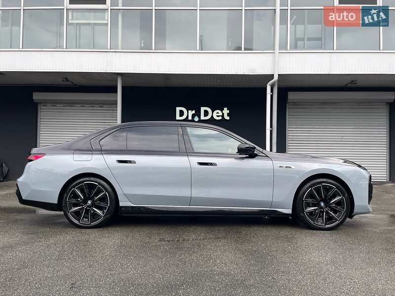 Седан BMW i7 2023 в Киеве