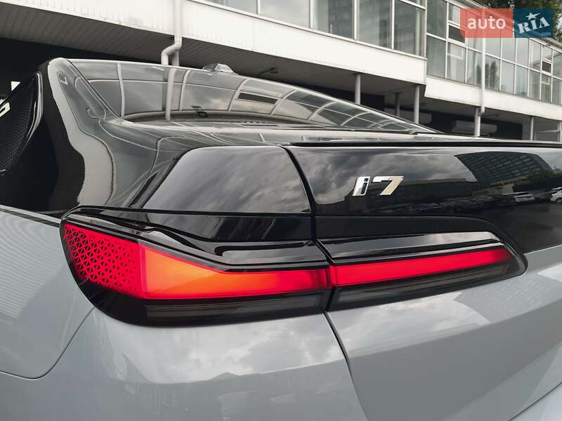 Седан BMW i7 2023 в Киеве