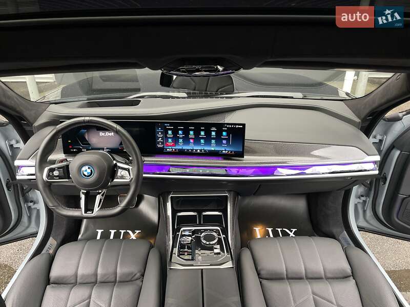 Седан BMW i7 2023 в Киеве