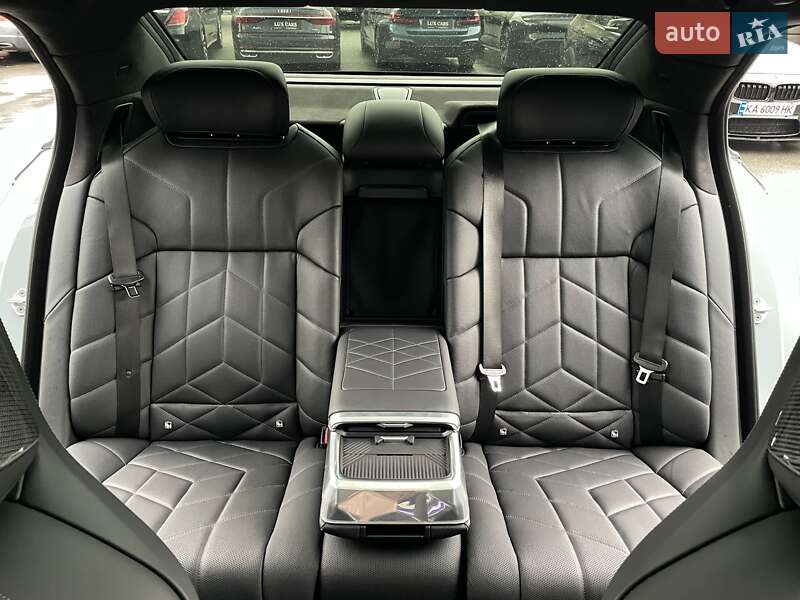 Седан BMW i7 2023 в Киеве
