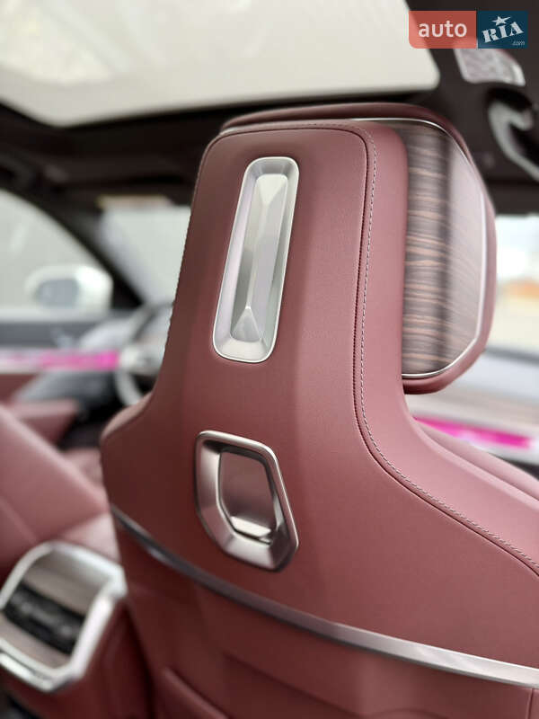 Седан BMW i7 2024 в Киеве