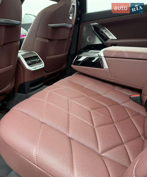 Седан BMW i7 2024 в Киеве