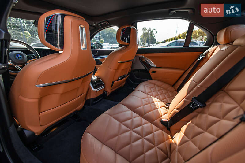Седан BMW i7 2024 в Львове