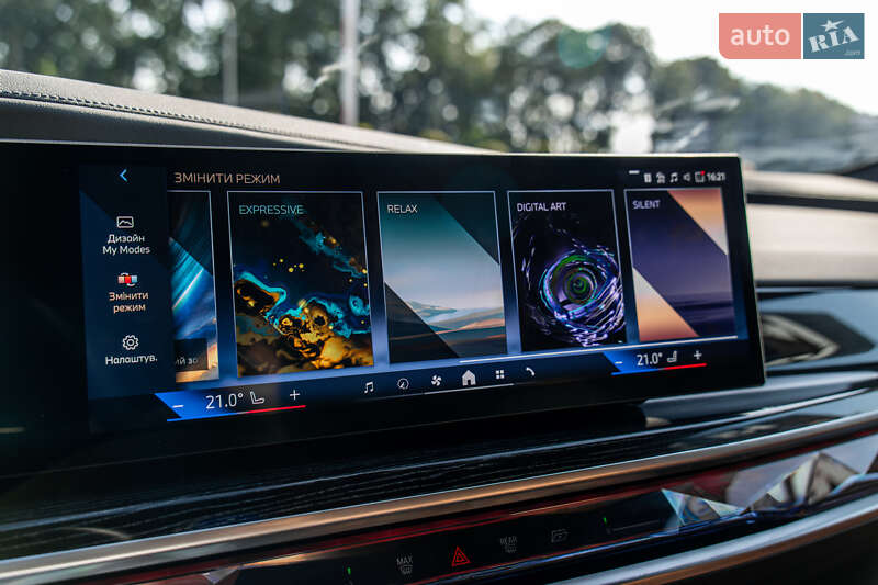 Седан BMW i7 2024 в Львове