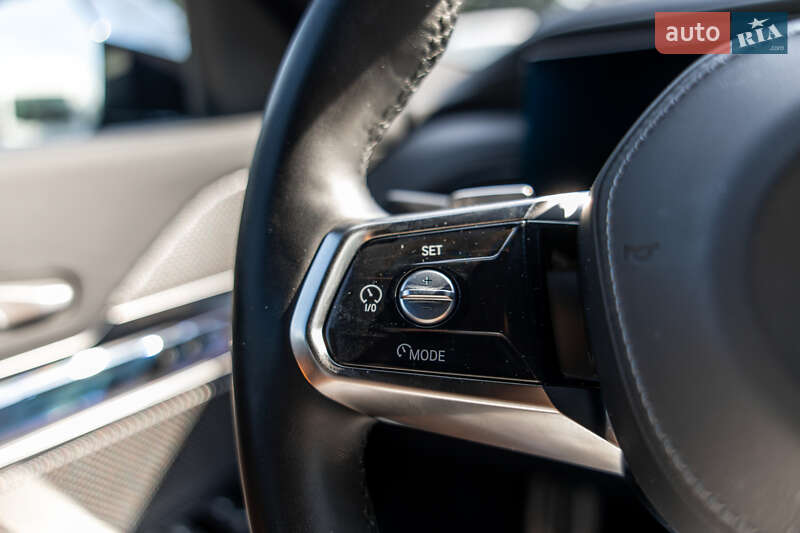Седан BMW i7 2024 в Львове
