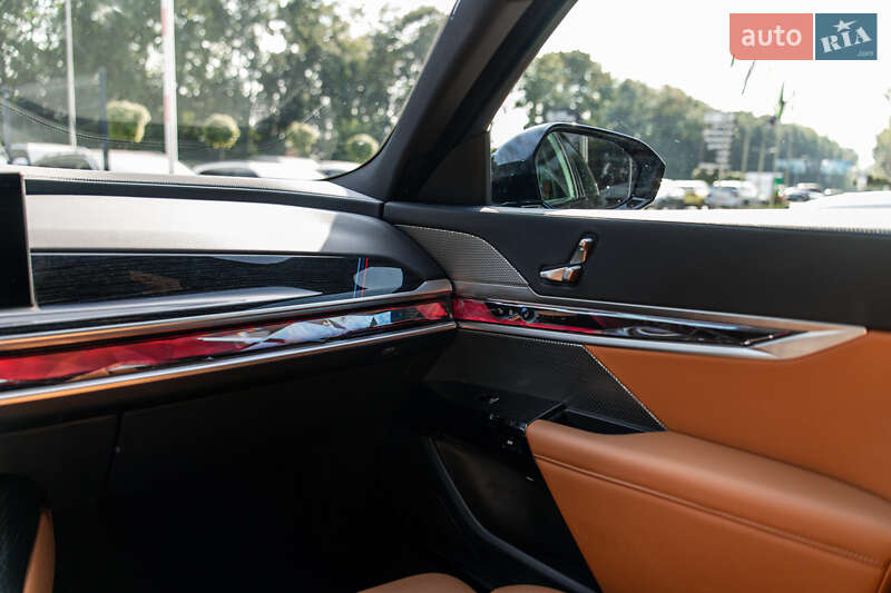 Седан BMW i7 2024 в Львове