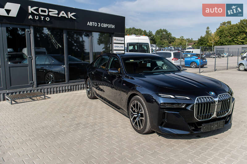 Седан BMW i7 2024 в Львове