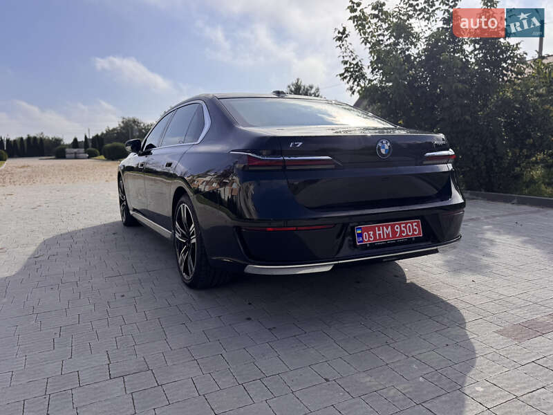 Седан BMW i7 2023 в Львове