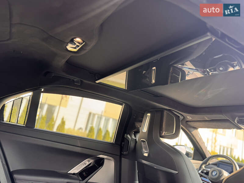 Седан BMW i7 2023 в Львове