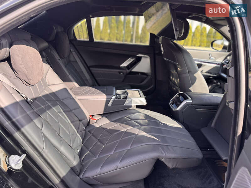 Седан BMW i7 2023 в Львове