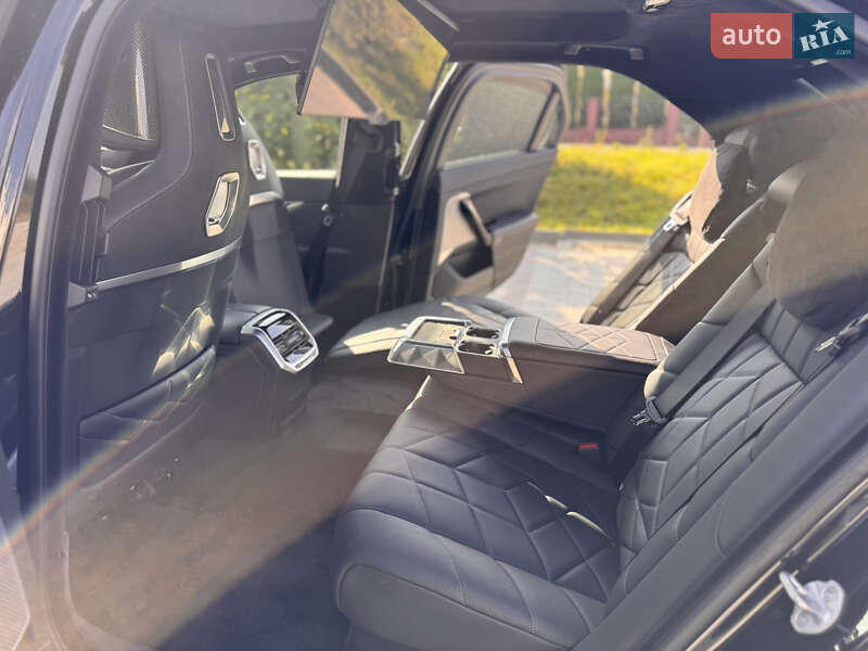 Седан BMW i7 2023 в Львове
