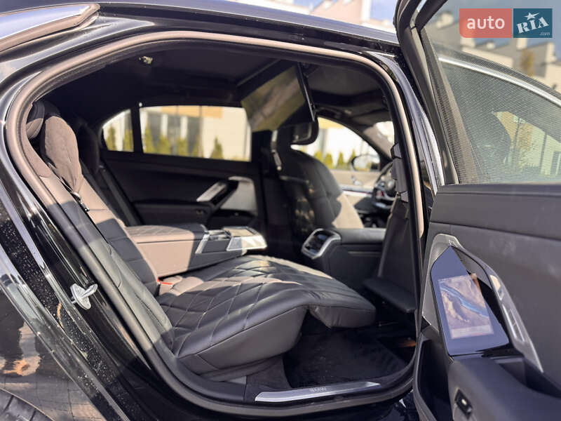 Седан BMW i7 2023 в Львове