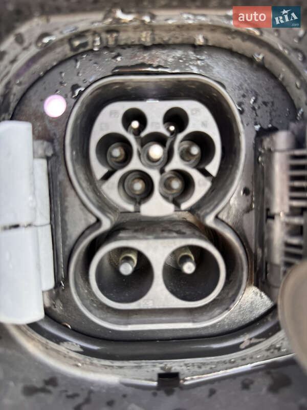 Седан BMW i7 2023 в Львове