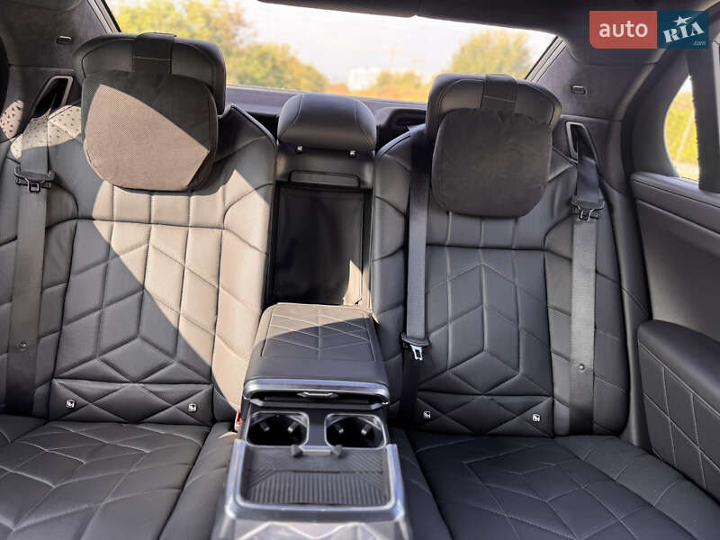 Седан BMW i7 2023 в Львове