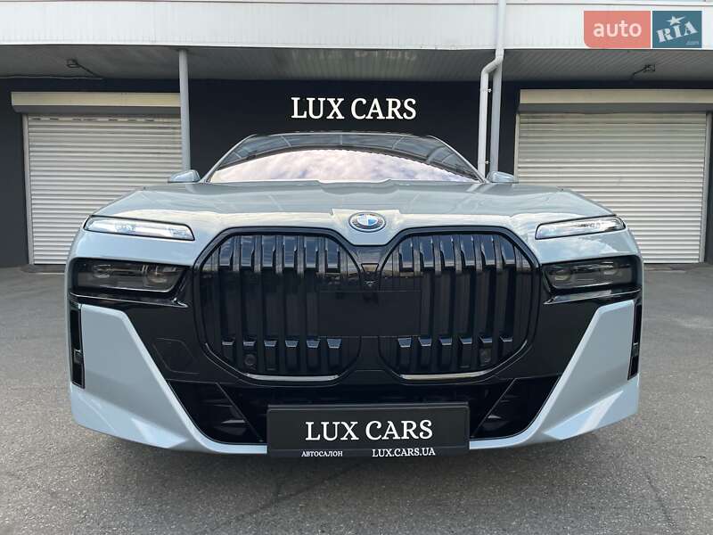 Седан BMW i7 2023 в Киеве