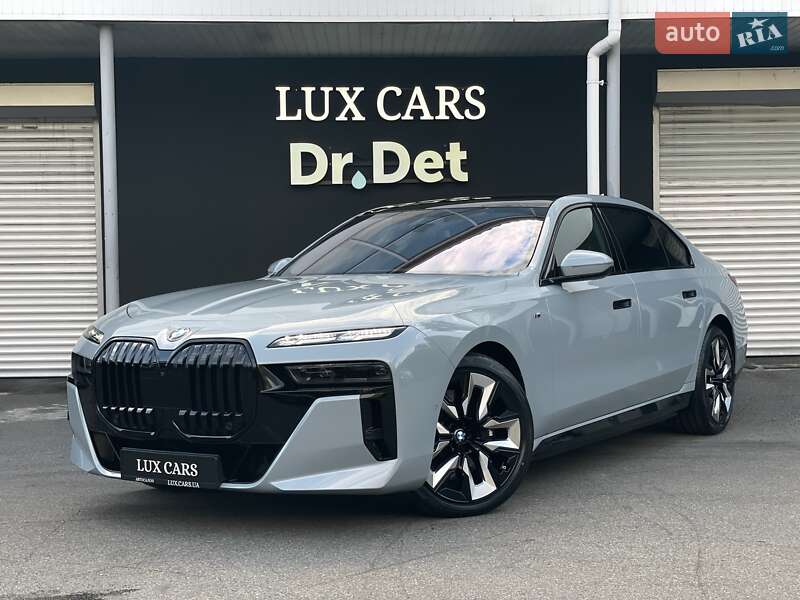 Седан BMW i7 2023 в Киеве