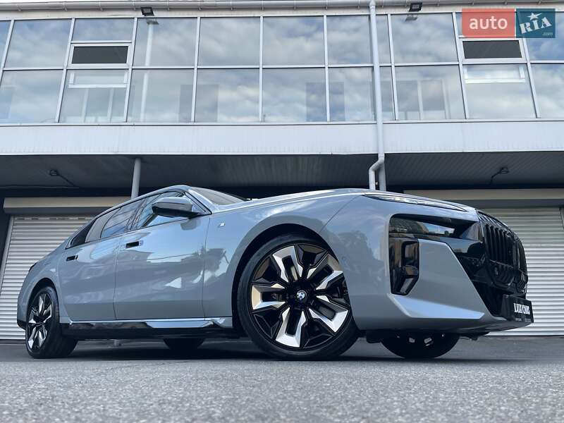 Седан BMW i7 2023 в Киеве