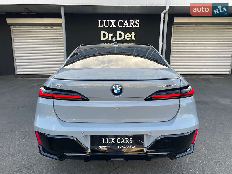 Седан BMW i7 2023 в Киеве
