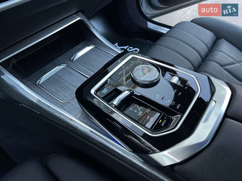 Седан BMW i7 2023 в Киеве