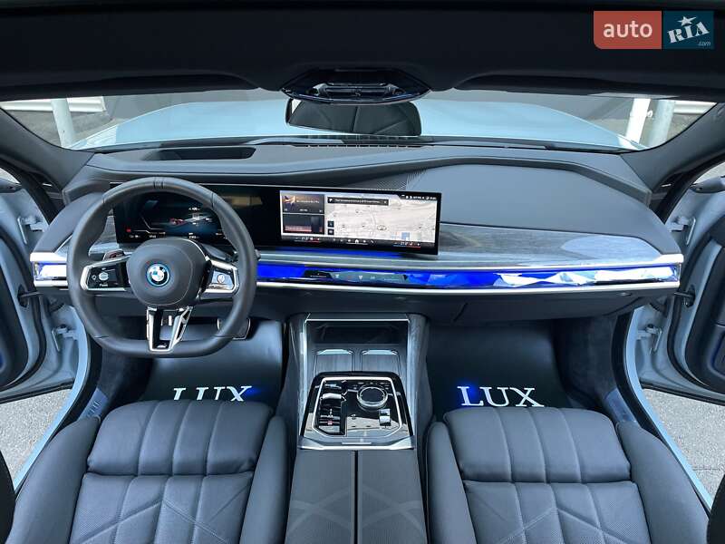 Седан BMW i7 2023 в Киеве
