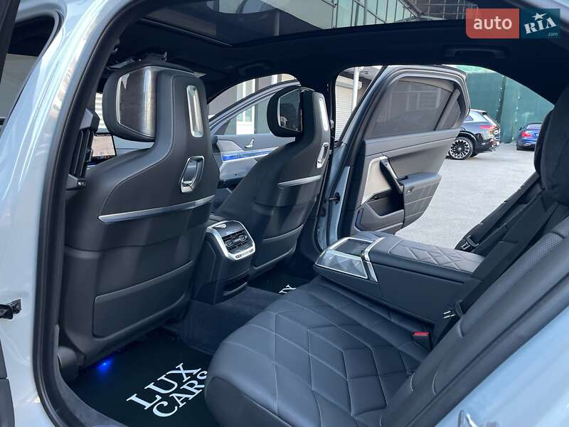 Седан BMW i7 2023 в Киеве