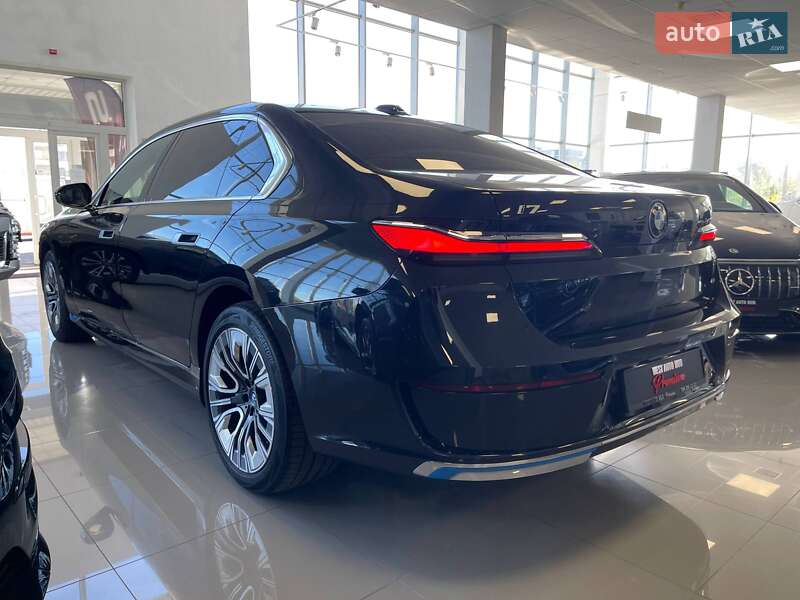 Седан BMW i7 2023 в Киеве