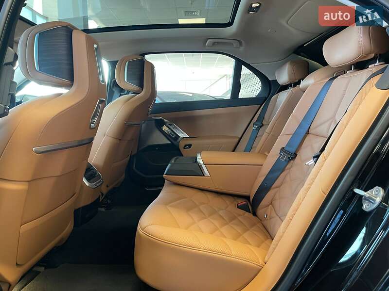 Седан BMW i7 2023 в Киеве
