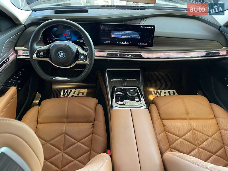 Седан BMW i7 2023 в Киеве