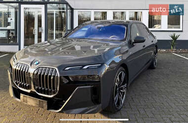 Седан BMW i7 2023 в Виноградове