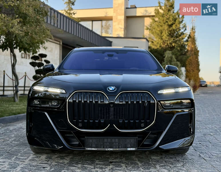 Седан BMW i7 2022 в Львове