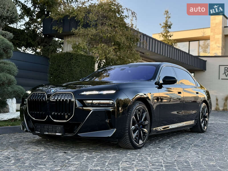 Седан BMW i7 2022 в Львове