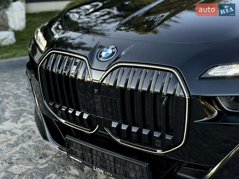 Седан BMW i7 2022 в Львове