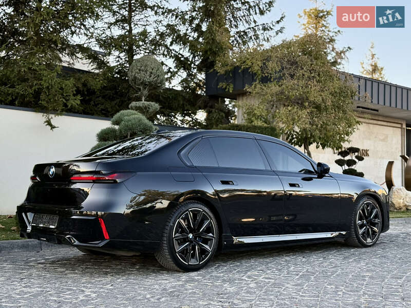 Седан BMW i7 2022 в Львове