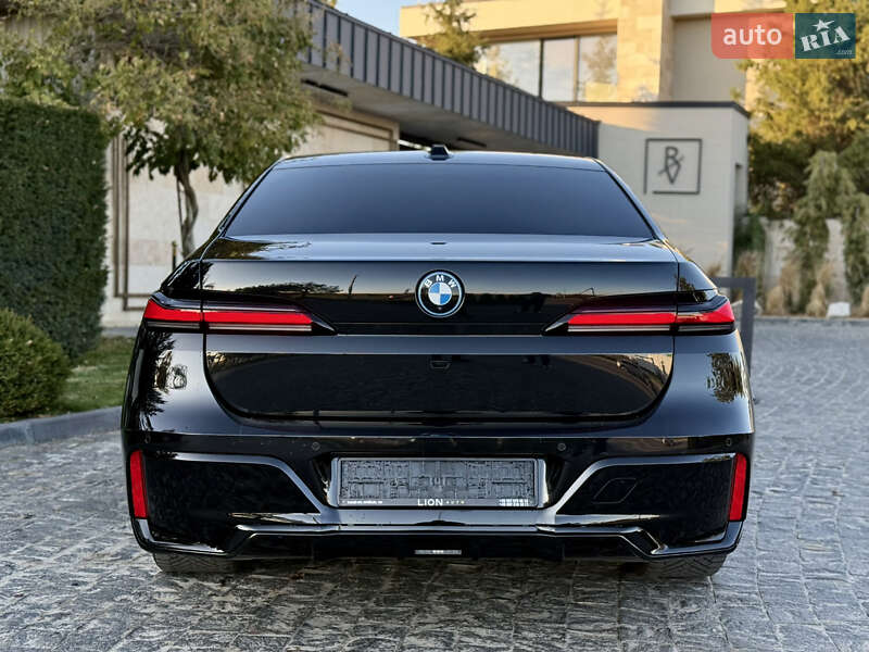 Седан BMW i7 2022 в Львове